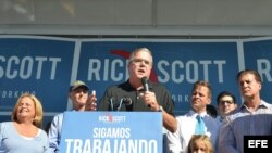 Jeb Bush habla frente al gobernador de Florida, Rick Scott (2i), durante un mitin en Hialeah, Miami (2 de noviembre).