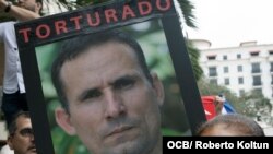Manifestantes piden la liberación de Ferrer frente al Consulado Español en Coral Gables. (Archivo)