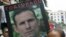 Manifestantes piden la liberación de Ferrer frente al Consulado Español en Coral Gables. (Archivo)