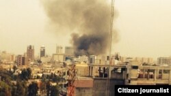 Una columna de humo se alza de las cercanías del Consulado de EEUU en Irbil, Irak, tras la explosión de un auto bomba.