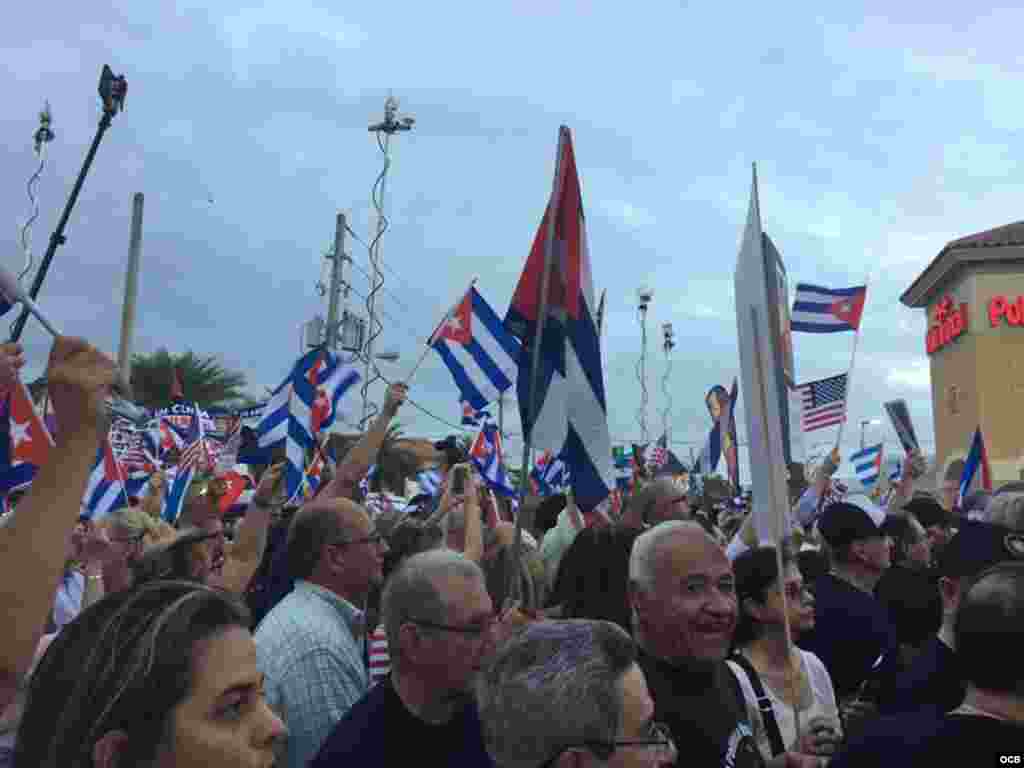 Cubanos desbordan la Calle 8 de la Pequeña Habana, en Miami, en una concentración por la libertad de Cuba.