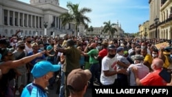 El 11 de julio los cubanos llegaron hasta el frente del Capitolio, sede de la Asamblea Nacional, exigiendo el fin del régimen comunista.