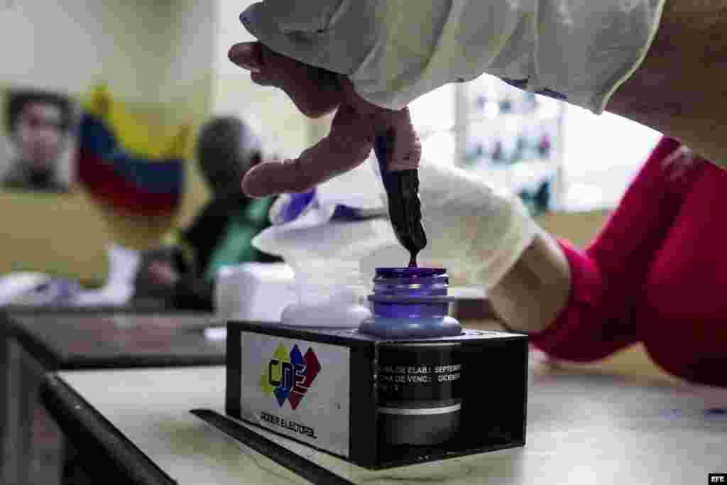 Elecciones municipales en Venezuela. - Detalle de una mano de una persona luego de ejercer su derecho al voto durante la jornada electoral municipal en Caracas (Venezuela), hoy domingo 8 de diciembre del 2013.
