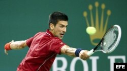 El tenista serbio Novak Djokovic devuelve la bola al español David Ferrer en su partido de cuartos de final del Másters 1.000 de Shanghái (China) el viernes 10 de octubre de 2014.