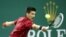 El tenista serbio Novak Djokovic devuelve la bola al español David Ferrer en su partido de cuartos de final del Másters 1.000 de Shanghái (China) el viernes 10 de octubre de 2014.