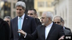 El secretario de Estado de Estados Unidos, John Kerry (i), y el ministro de Asuntos Exteriores iraní, Mohamad Yavad Zarif (d), charlan durante su encuentro en Ginebra, Suiza, hoy, miércoles 14 de enero de 2015. 