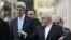 El secretario de Estado de Estados Unidos, John Kerry (i), y el ministro de Asuntos Exteriores iraní, Mohamad Yavad Zarif (d), charlan durante su encuentro en Ginebra, Suiza, hoy, miércoles 14 de enero de 2015. 