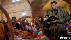Cristianos ortodoxos celebran la Pascua durante un alto el fuego declarado por Rusia, en Kyiv.