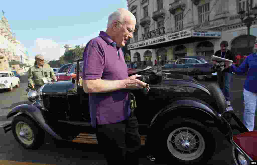 El senador estadounidense Patrick Leahy camina por La Habana (Cuba).&nbsp;&nbsp; &quot;Cada uno de nosotros tiene un inter&eacute;s en Cuba. Todos queremos ver que las relaciones mejoren y ambas partes toman medidas en esa direcci&oacute;n&quot;, dijo Leahy a su llegada a la isla. 