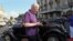 El senador estadounidense Patrick Leahy camina por La Habana (Cuba).
