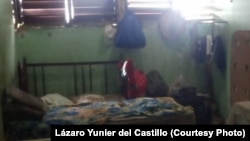 Amenazó con lanzar a los niños desde un balcón y los atacó con un cuchillo