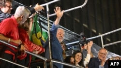  Luiz Inacio Lula da Silva saluda a sus seguidores tras el anuncio oficial de su victoria en las elecciones presidenciales de Brasil.