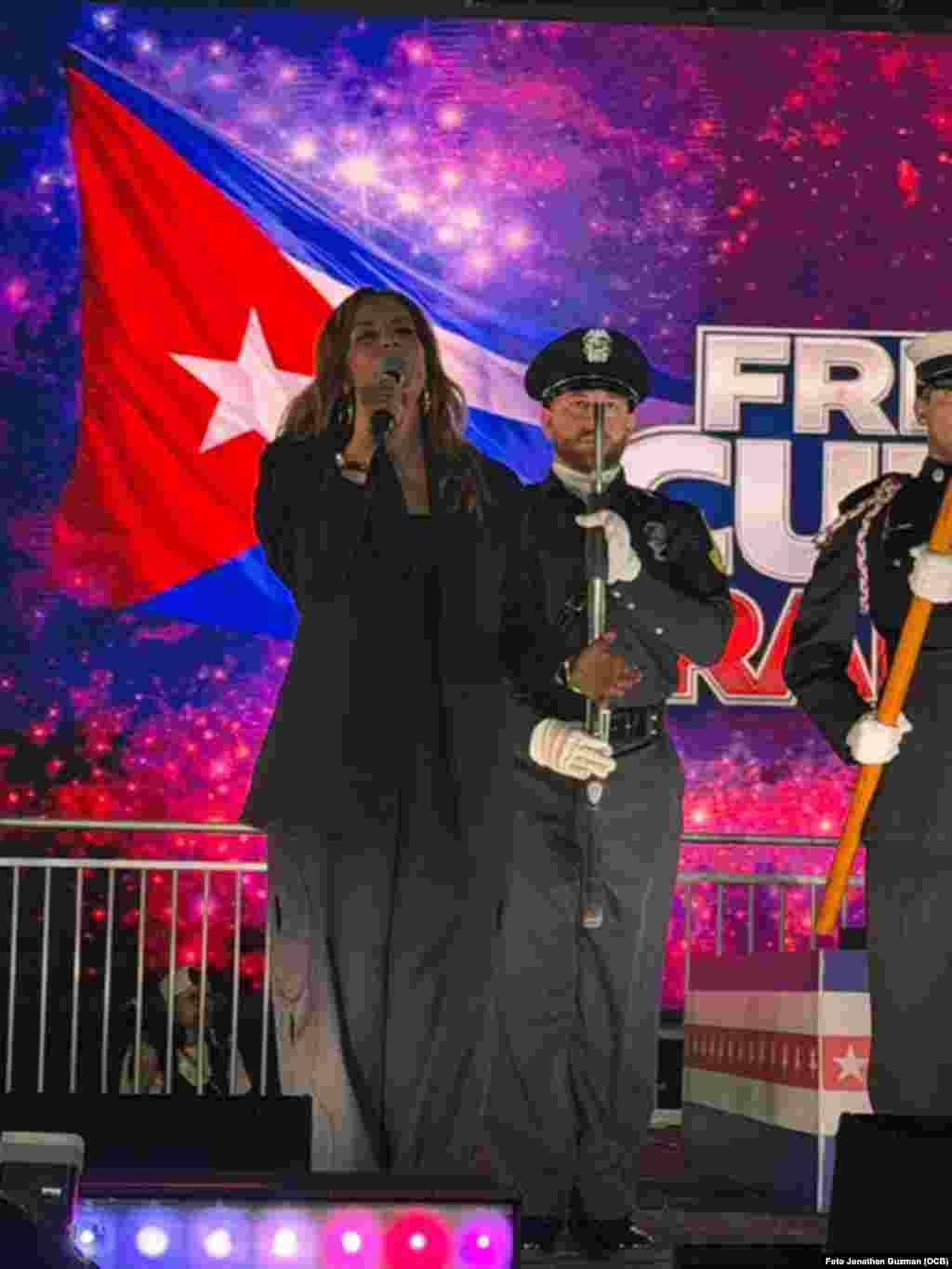 La cantante Lena Burke hizo una emotiva interpretación del Himno Nacional de Cuba.