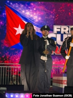 Lena Burke interpretó el Himno Nacional de Cuba.