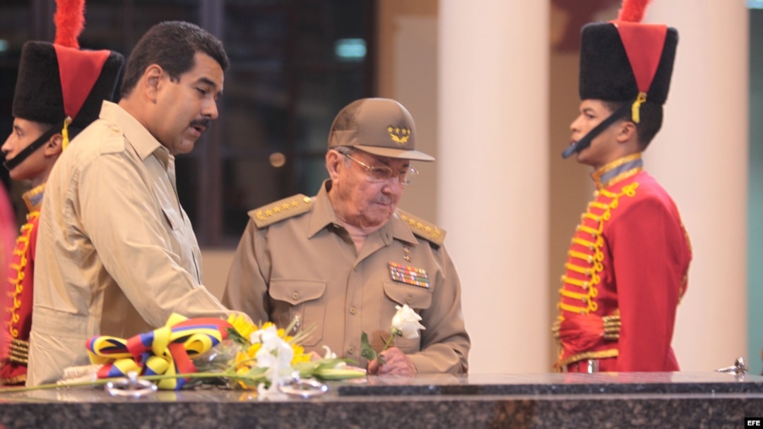 Fotografía cedida por prensa de Miraflores del presidente de Cuba, Raúl Castro, junto al mandatario de Venezuela, Nicolás Maduro. 