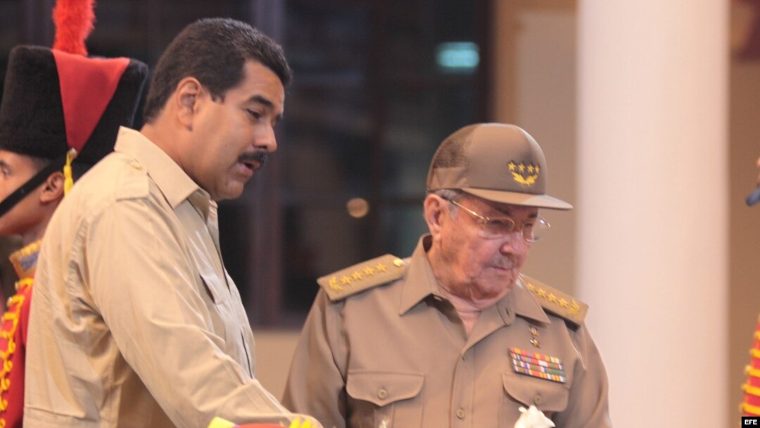 CAR03. CARACAS (VENEZUELA), 20/04/2013.- Fotografía cedida por prensa de Miraflores del presidente de Cuba, Raúl Castro (c), junto al nuevo mandatario de Venezuela, Nicolás Maduro (i), visitando hoy, sábado 20 de abril de 2013, un antiguo cuartel militar 
