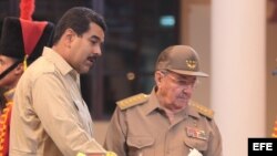 CAR03. CARACAS (VENEZUELA), 20/04/2013.- Fotografía cedida por prensa de Miraflores del presidente de Cuba, Raúl Castro (c), junto al nuevo mandatario de Venezuela, Nicolás Maduro (i), visitando hoy, sábado 20 de abril de 2013, un antiguo cuartel militar 