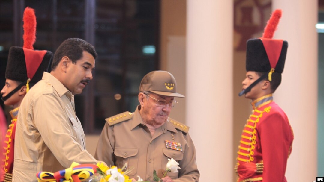 CAR03. CARACAS (VENEZUELA), 20/04/2013.- Fotografía cedida por prensa de Miraflores del presidente de Cuba, Raúl Castro (c), junto al nuevo mandatario de Venezuela, Nicolás Maduro (i), visitando hoy, sábado 20 de abril de 2013, un antiguo cuartel militar 