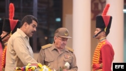 CAR03. CARACAS (VENEZUELA), 20/04/2013.- Fotografía cedida por prensa de Miraflores del presidente de Cuba, Raúl Castro (c), junto al nuevo mandatario de Venezuela, Nicolás Maduro (i), visitando hoy, sábado 20 de abril de 2013, un antiguo cuartel militar 