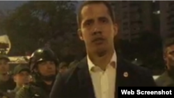 Juan Guaido rodeado de militares en la Base Aerea La Carlota