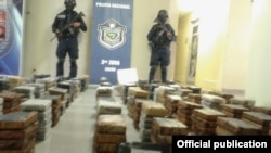 La Policía Nacional de Panamá incautó 401 paquetes de cocaína en un barco procedente de Cuba, disimulados entre tanques de melaza de caña.