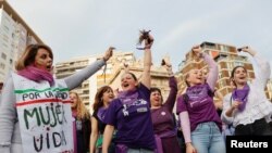 Mujeres en Valencia, España, en una manifestación de apoyo a mujeres en Irán, el 8 de marzo de 2023.(Reuters/Eva Manez).