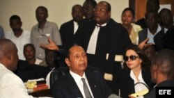 El expresidente de Haití Jean Claude Duvalier (c), acusado de crímenes de lesa humanidad y desvío de fondos, comparece ante el tribunal de apelación de Puerto Príncipe, Haití. 