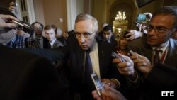 El líder de la mayoría demócrata del Senado estadounidense, Harry Reid (c).