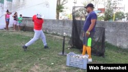 Los padres piden ayuda para que sus hijos puedan practicar el béisbol.