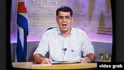 Carlos Valenciaga, jefe de despacho de Fidel Castro, lee en el NTV la proclama de su jefe indicando que debe dejar "provisionalmente" el poder.