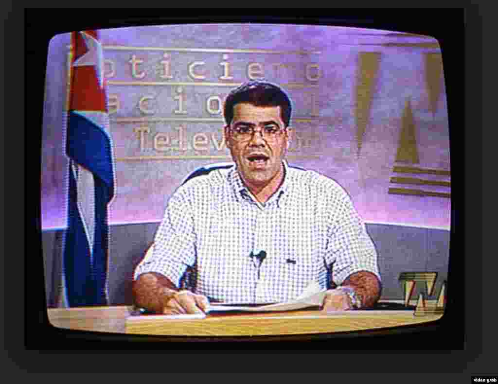 Carlos Valenciaga, jefe de despacho de Fidel Castro, lee en el NTV la proclama de su jefe indicando que debe dejar "temporalmente" el poder.