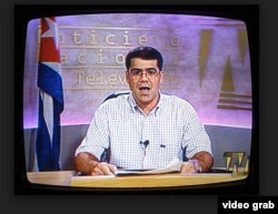 Carlos Valenciaga, jefe de despacho de Fidel Castro, lee en el NTV la proclama de su jefe indicando que debe dejar "temporalmente" el poder.