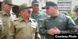 El jefe de la FALN venezolana, Vladimir Padrino (d), con el ministro cubano de las FAR Leopoldo Cintra Frías.