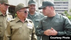 El general Leopoldo Cintra Frías (con gafas oscuras) junto al ministro de Defensa de Venezuela, general Vladimir Padrino (Foto: Archivo).