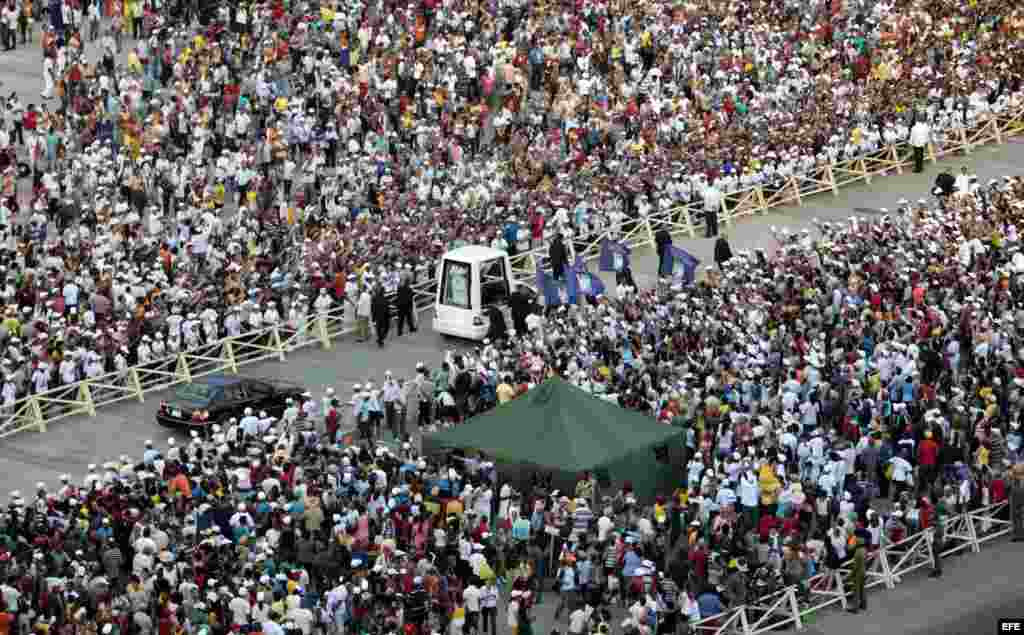 Miles reciben al Papa en su llegada a la Plaza de la Revoluci&oacute;n Antonio Maceo, el lunes 26 de marzo de 2012, en de Santiago de Cuba.