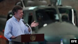  Juan Manuel Santos durante la entrega de nuevas aeronaves a la aviación del ejército colombiano 
