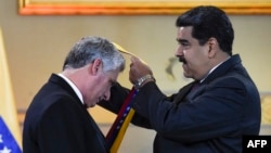 Nicolás Maduro condecora a Miguel Díaz-Canel en Miraflores el 30 de mayo de 2018.