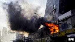 Manifestantes opositores al Gobierno de Nicolás Maduro, incendian la sede del Ministerio de la Vivienda