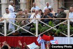 Saludos entre Haila y Fidel Castro
