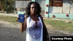 Berta Soler con su pasaporte