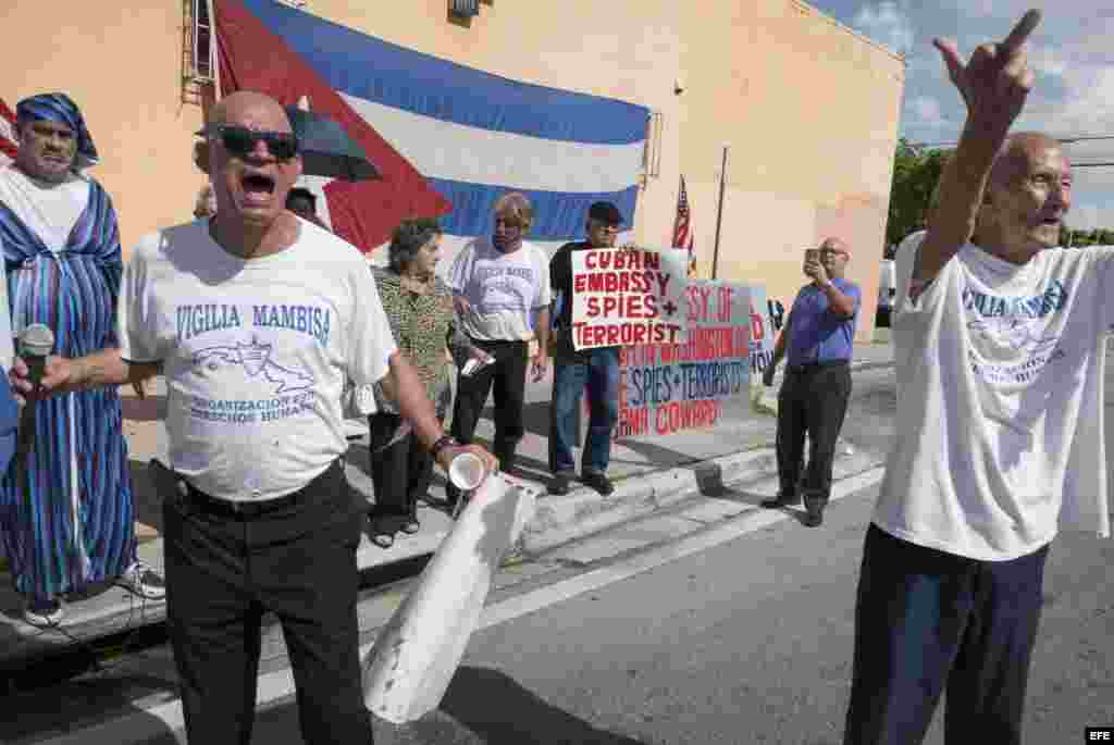 Manifestantes cubanos exiliados.