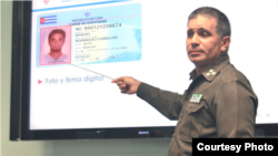 El coronel del Ministerio del Interior Méndez Mayedo, presenta el nuevo carné de identidad.