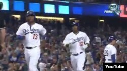 Yasiel Puig se dirige al plato detrás del dominicano Hanley Ramírez, tras conectar jonrón con las bases llenas