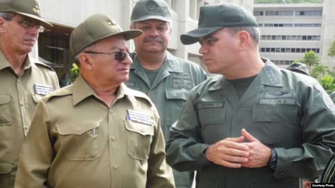 El general Leopoldo Cintra Frías (con gafas oscuras) junto al ministro de Defensa de Venezuela, general Vladimir Padrino (Foto: Archivo).