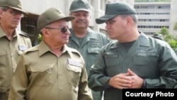 El jefe de la FALN venezolana, Vladimir Padrino (d), con el ministro cubano de las FAR Leopoldo Cintra Frías.