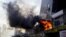 Manifestantes opositores al Gobierno de Nicolás Maduro, incendian la sede del Ministerio de la Vivienda