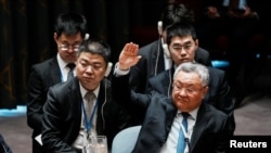 El Representante Permanente de China ante la ONU, Fu Cong, vota en contra de una resolución de sanciones relativa a la situación en Irán y Oriente Medio, en el Consejo de Seguridad el 12 de marzo de 2026. 