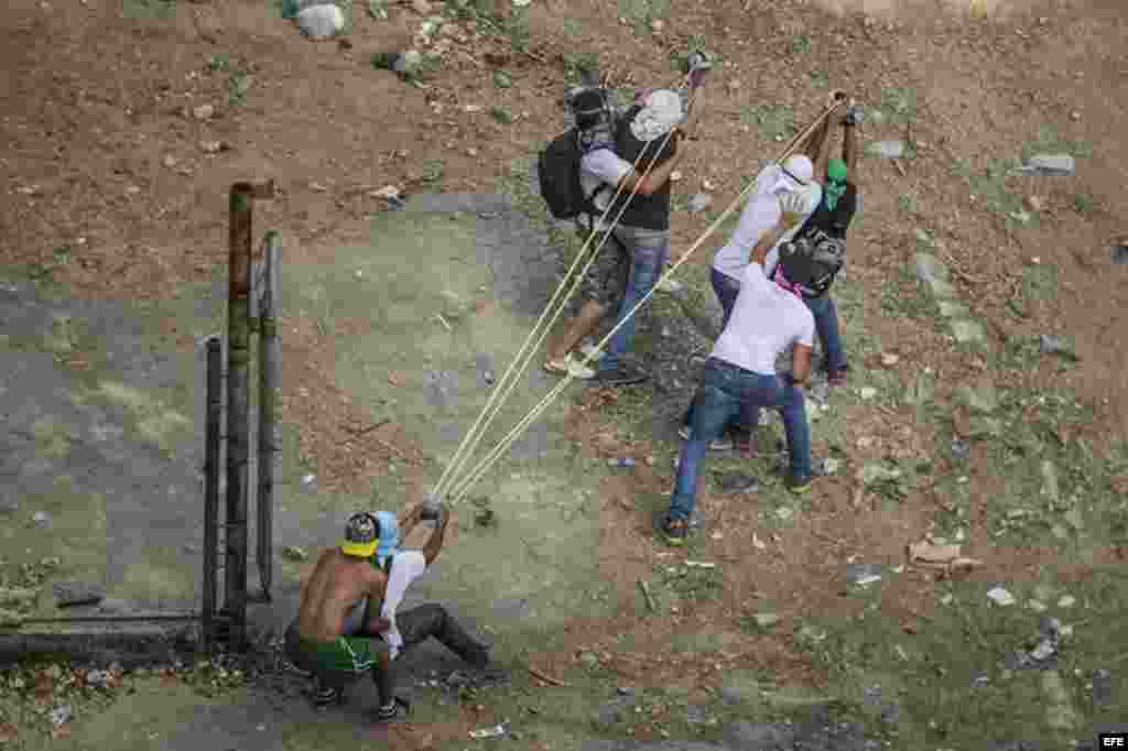 Manifestantes se enfrentan a miembros de la Guardia Nacional Bolivariana