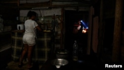 Deysys Fleitas, de 20 años, prepara la comida ensu casa en Palpite, Ciénaga de Zapata, Cuba. 