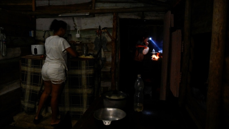 Vivir "sin luz"; cubanos cuentan "la odisea" de aprovechar los pocos minutos de electricidad